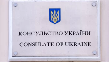 Українці за кордоном не можуть отримати консульські послуги. Чому і що це означає