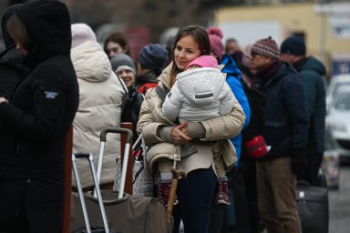 Низка країн Європи змінює правила для українських біженців: що буде з виплатами і житлом